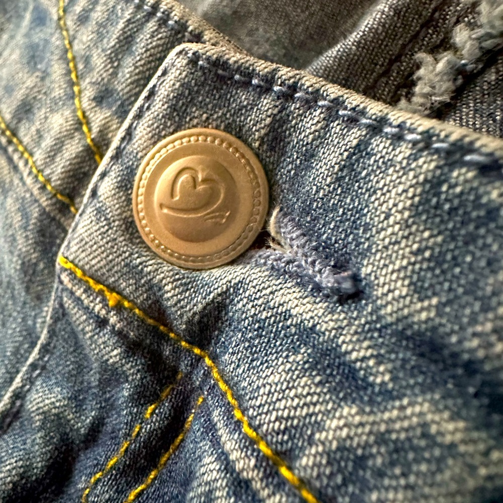 🛍️ Cute Capri style jeans by AE Sport & Co. with adorable heart accents 💙🩵👖